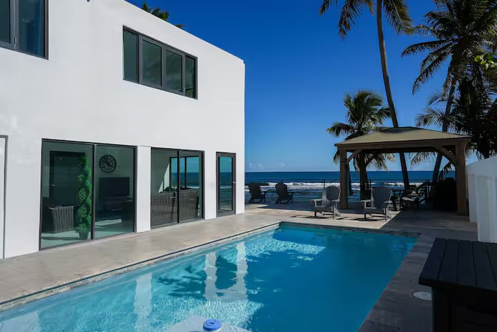 Piscina y playa de Seafront Beach House 1