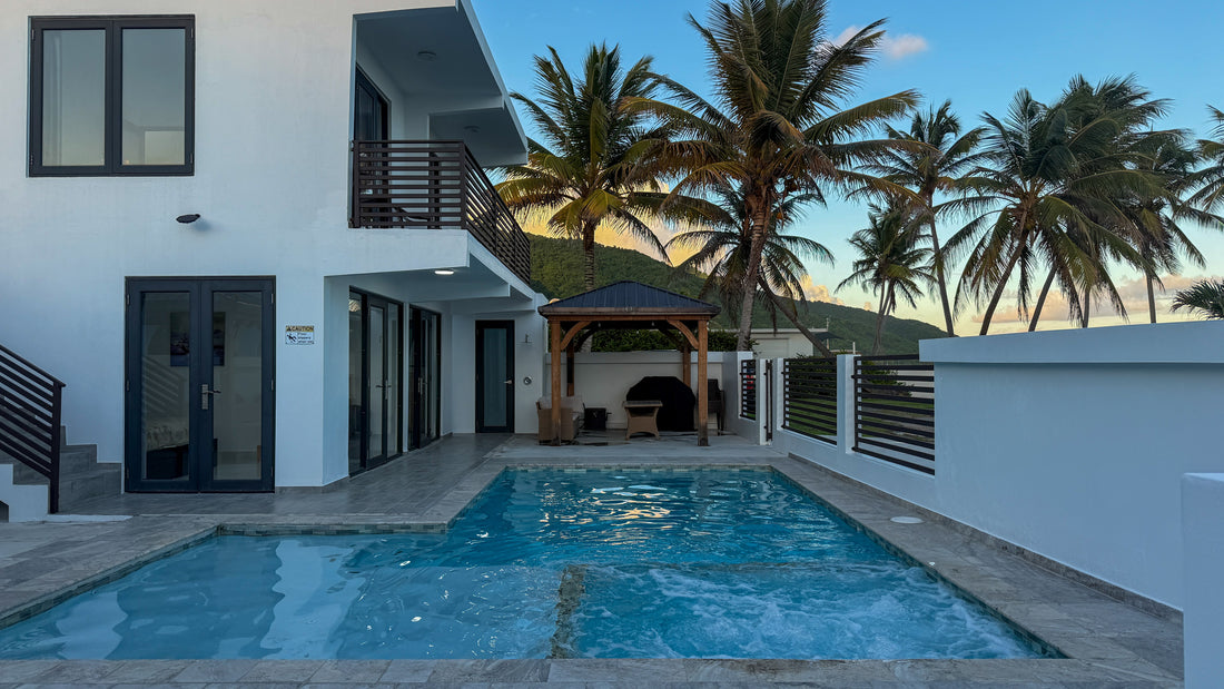 Piscina y jacuzzi de Seafront Beach House 2