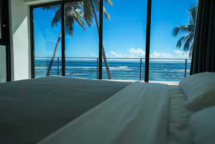 Sala y gazebo de Seafront Beach House 1